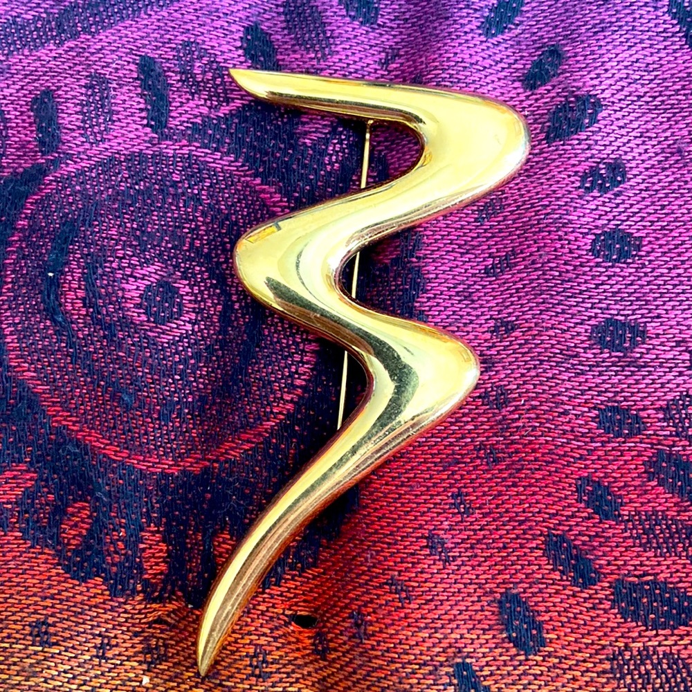 Vintage 80s Signed Trifari Gold Toned Broach